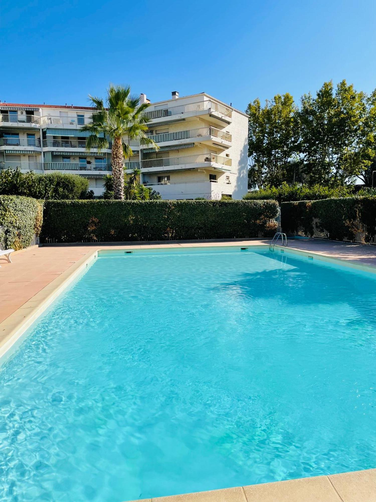 Studio De Standing Climatise, Avec Piscine, Proche De La Mer Fréjus Exteriör bild